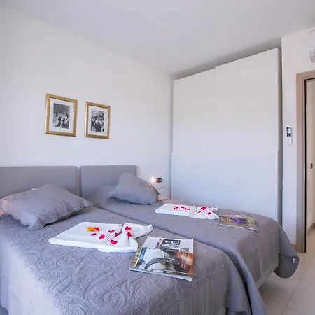 Holiday home Sleeps 6 Pool Air Con