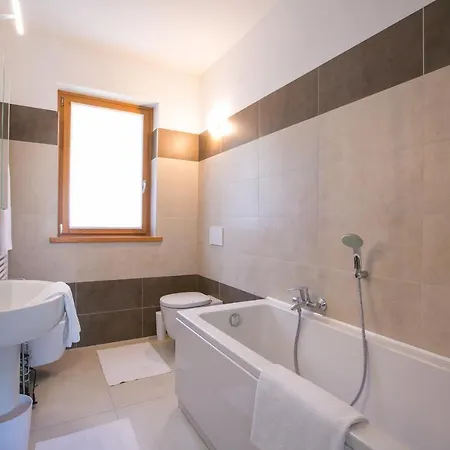 Sleeps 6 Pool Air Con بيت للعطل *