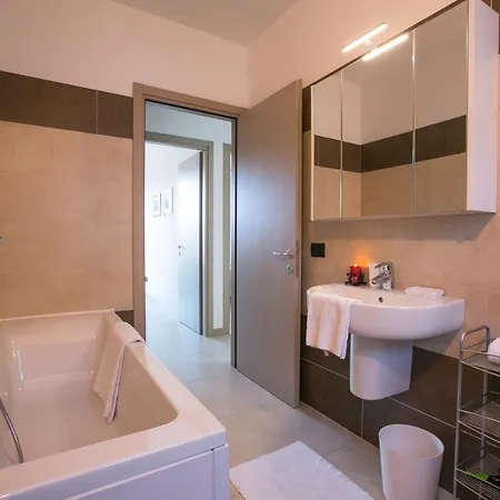 بيت للعطل Sleeps 6 Pool Air Con *