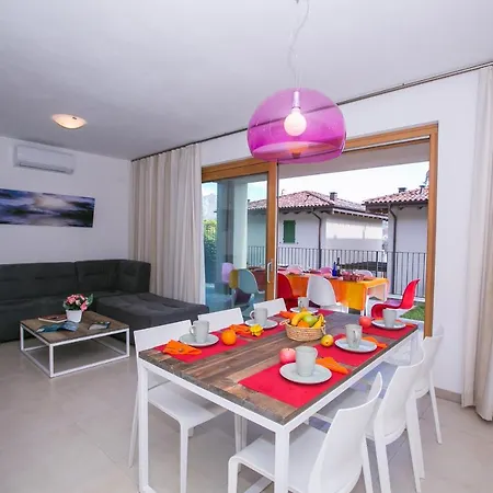 Sleeps 6 Pool Air Con بيت للعطل